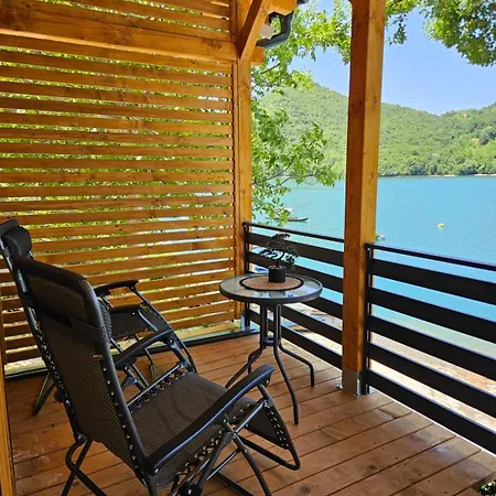 Razlicak - Jezero Villa Perucac