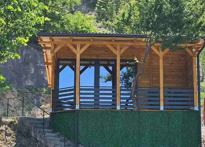 Razlicak - Jezero Villa Perucac