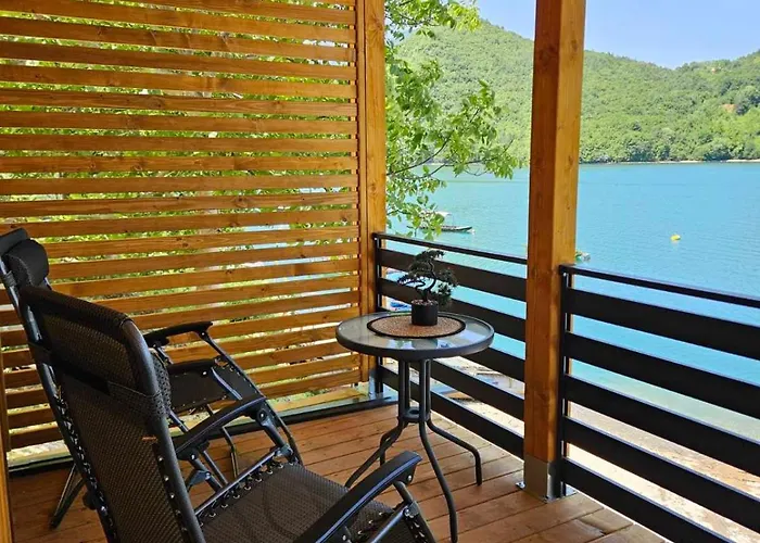 Razlicak - Jezero Villa Perucac